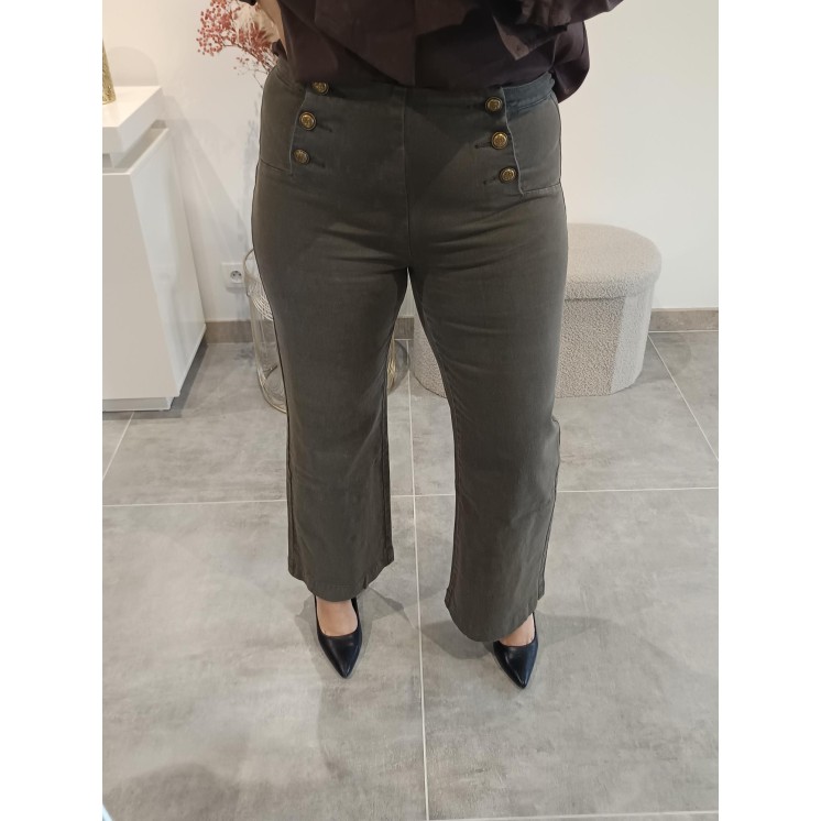 Le modèle porte la taille 42